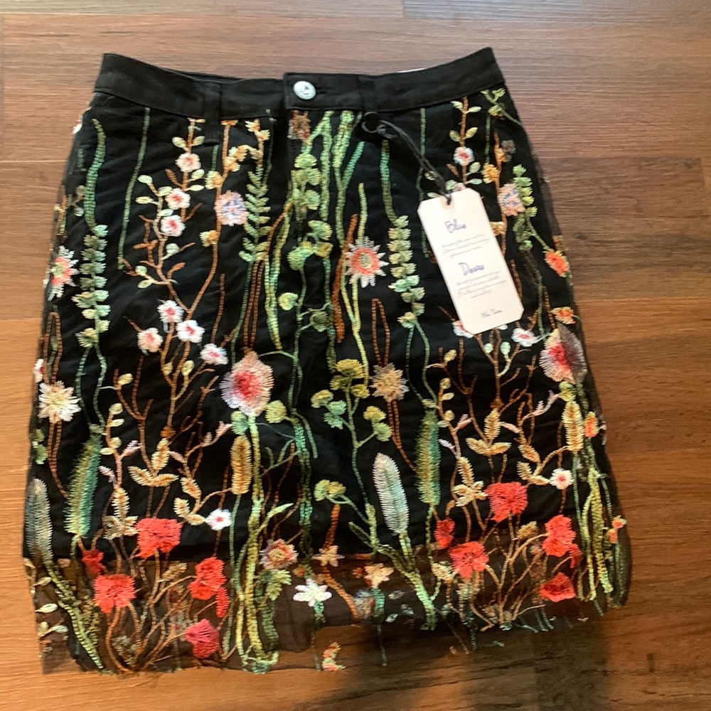 Black floral skirt size 6 NWT